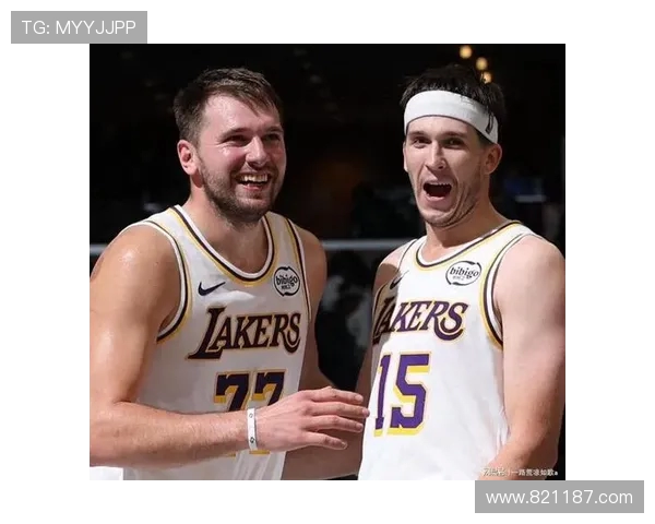 东契奇调侃里夫斯钓鱼能力直言鱼比他还大引发笑声